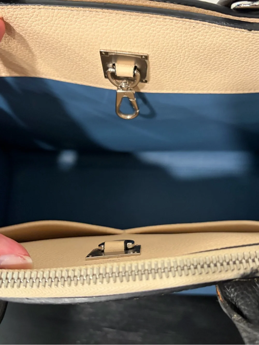 Louis Vuitton City steamer leather handbag in blue - Picture 8 of 14